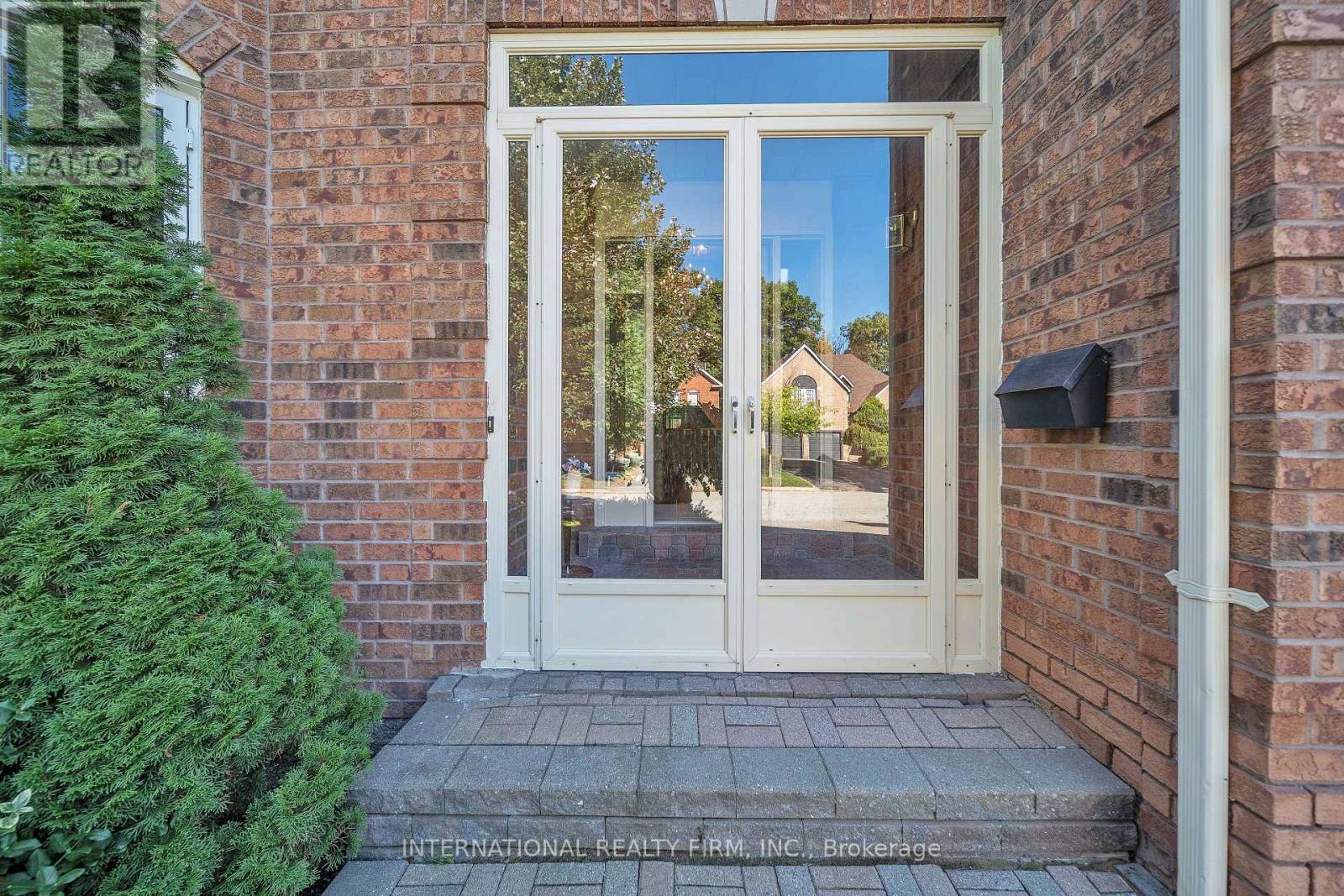 3674 St. Laurent Court, Mississauga, Ontario  L5L 4T1 - Photo 4 - W12438992