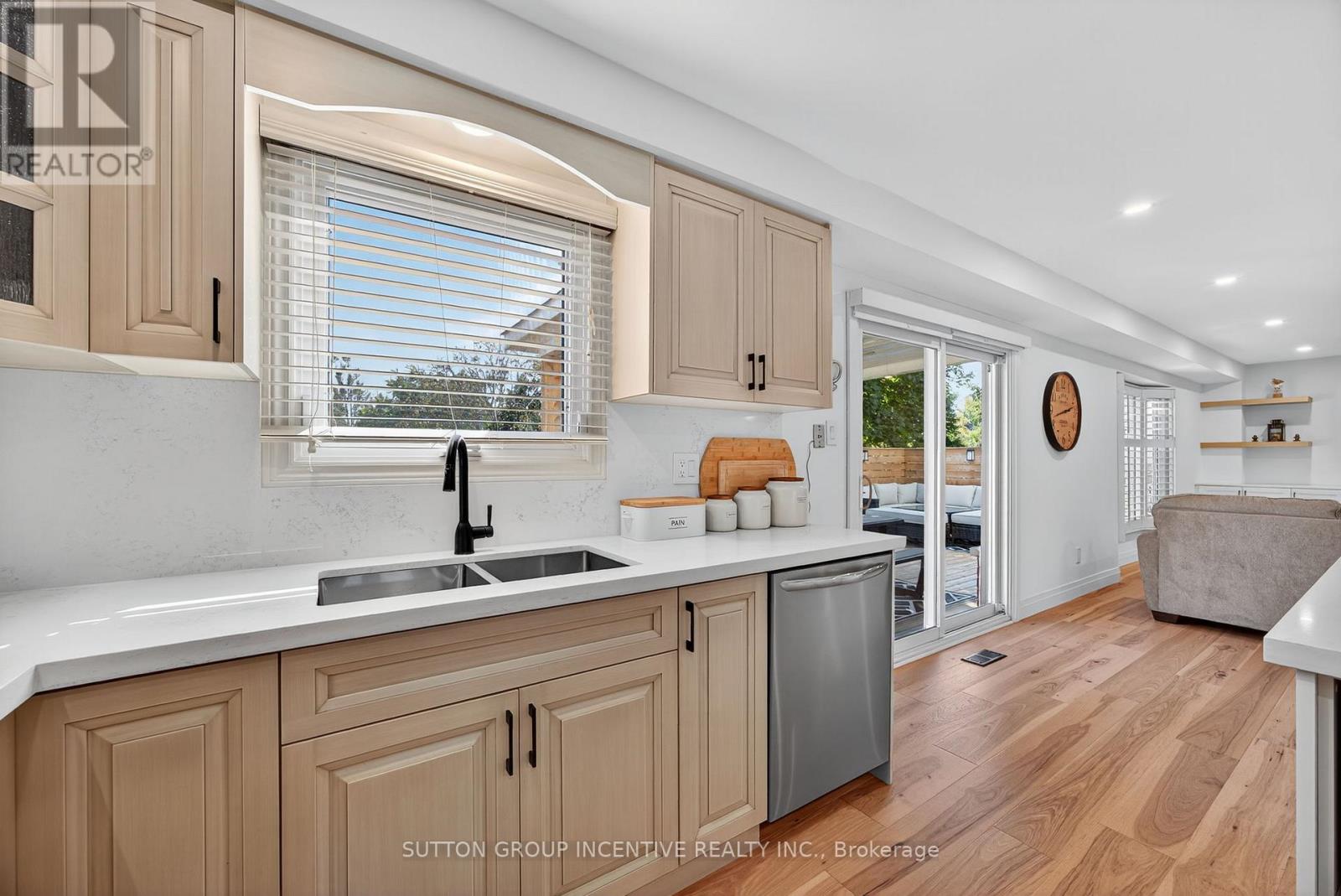 2731 Shering Crescent, Innisfil, Ontario  L9S 1G9 - Photo 13 - N12434326