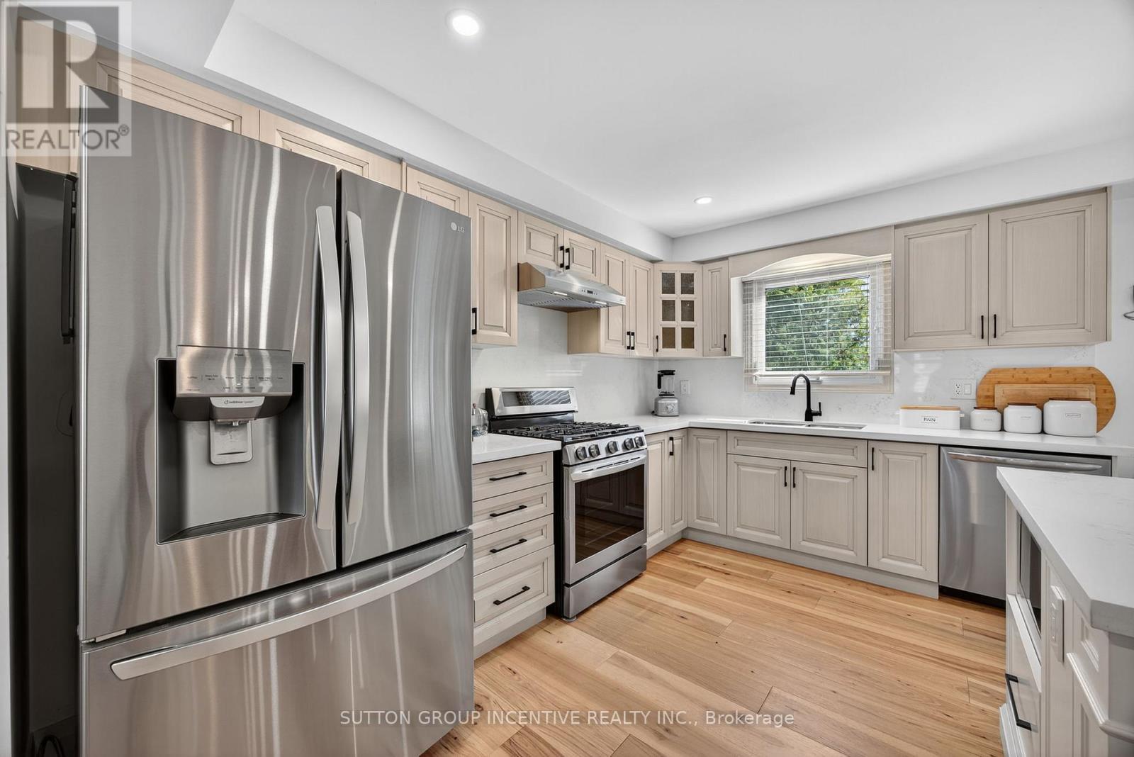 2731 Shering Crescent, Innisfil, Ontario  L9S 1G9 - Photo 12 - N12434326