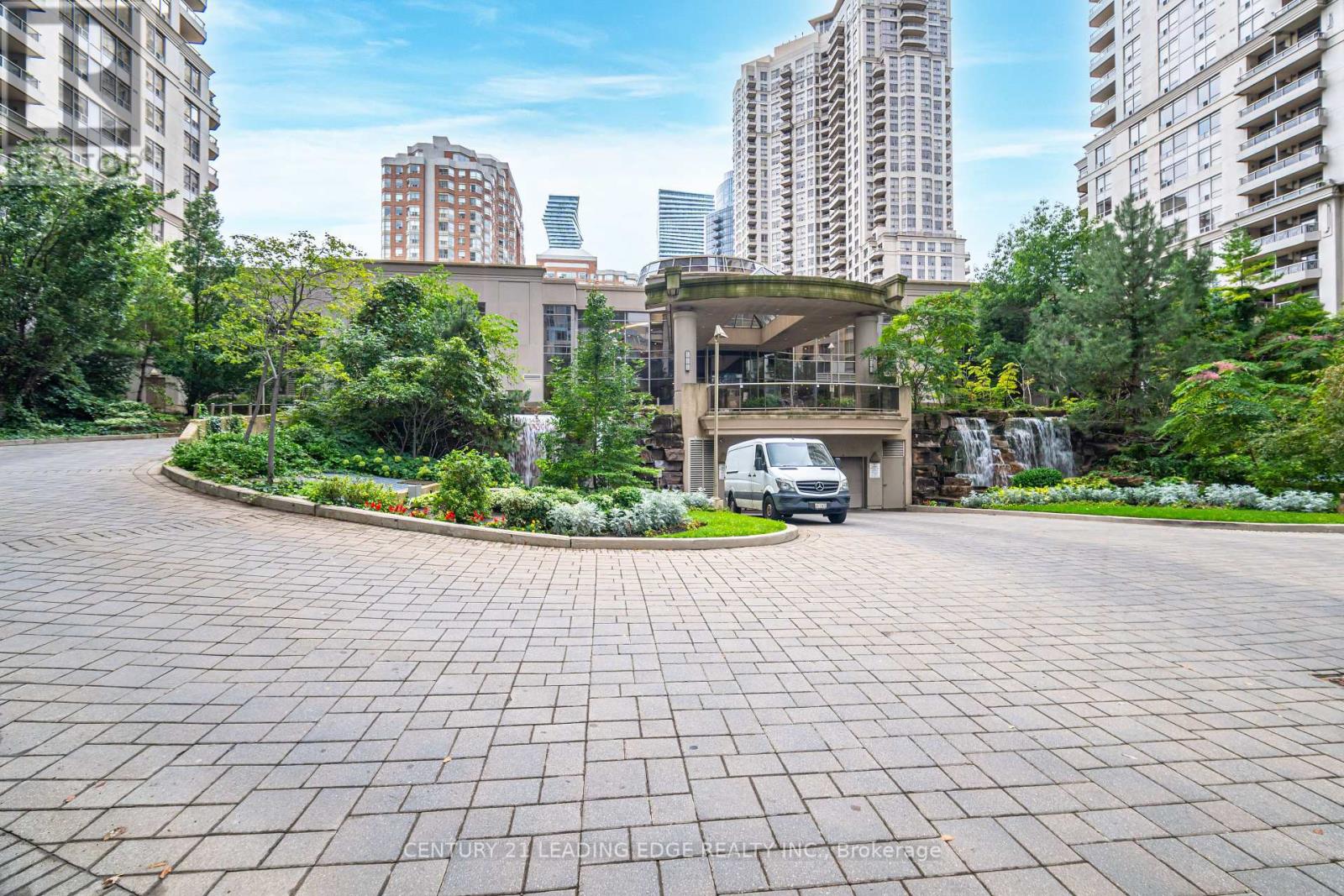 1609 - 3880 Duke Of York Boulevard, Mississauga, Ontario  L5B 4M7 - Photo 3 - W12441168