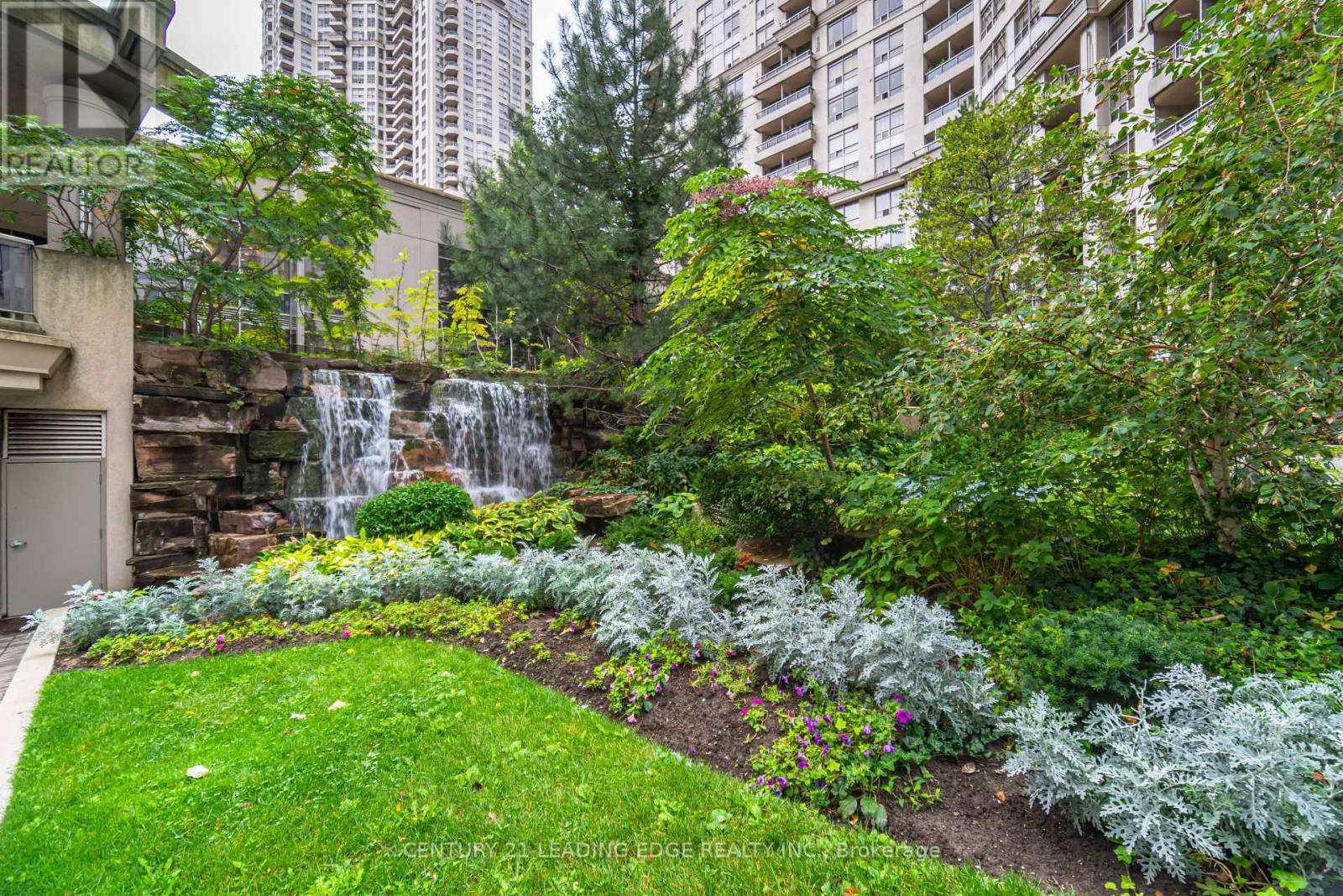 1609 - 3880 Duke Of York Boulevard, Mississauga, Ontario  L5B 4M7 - Photo 6 - W12441168