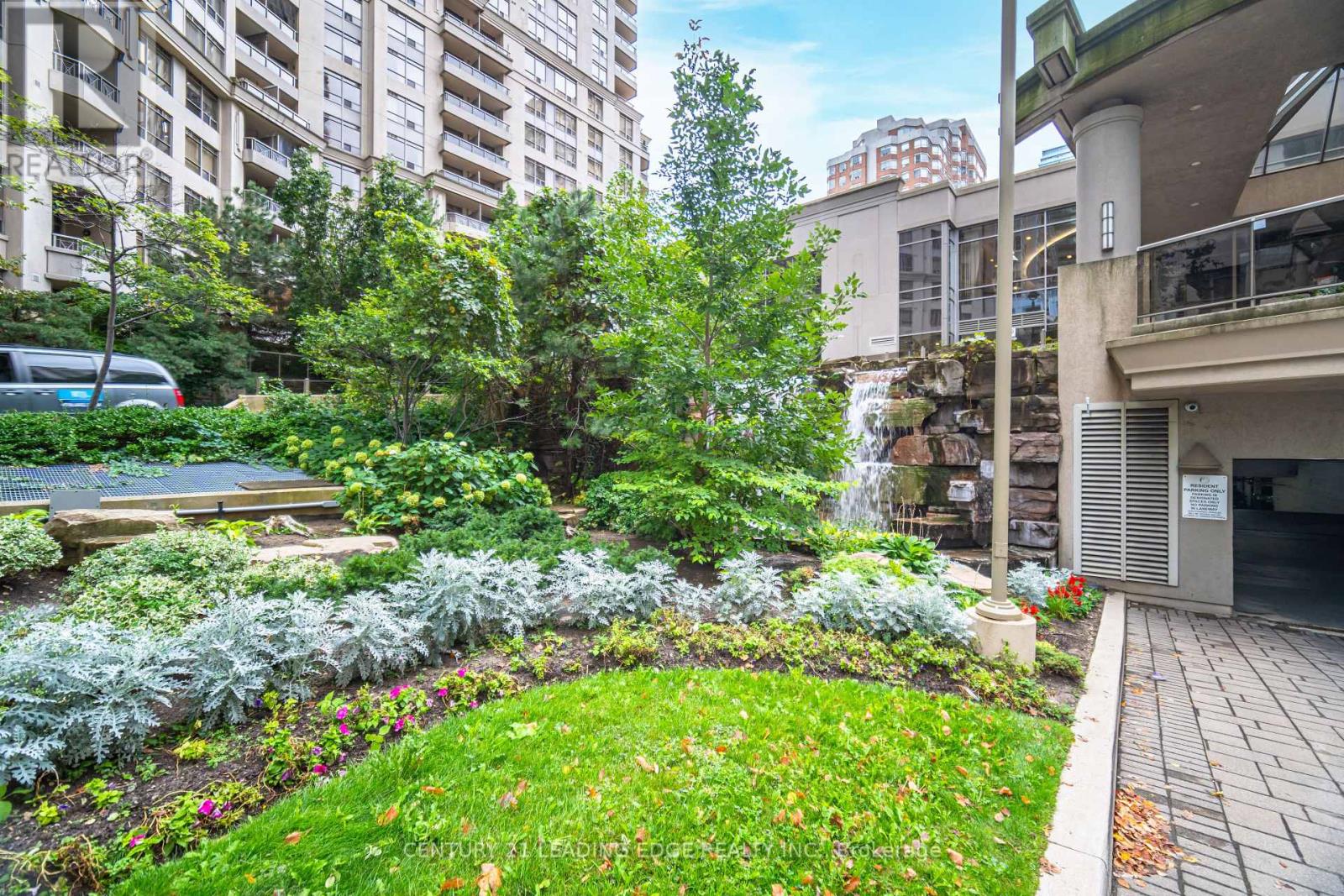 1609 - 3880 Duke Of York Boulevard, Mississauga, Ontario  L5B 4M7 - Photo 8 - W12441168