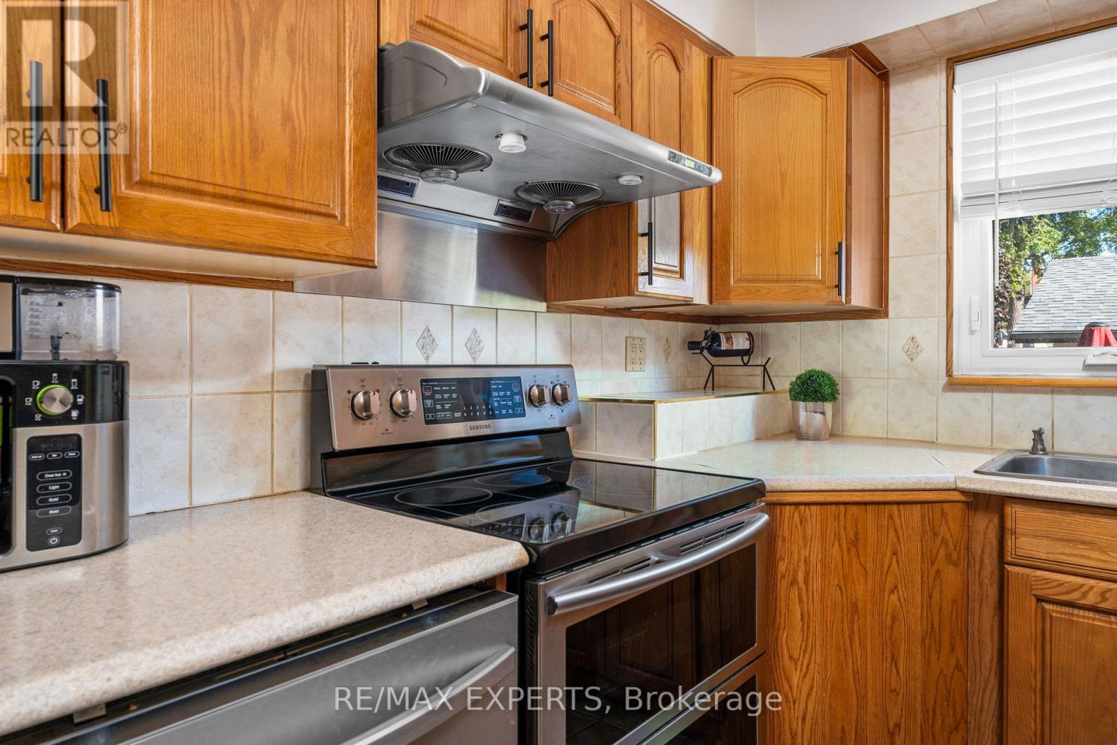 11 Smallwood Drive, Toronto (Downsview-Roding-Cfb), Ontario  M3M 1K9 - Photo 21 - W12441229