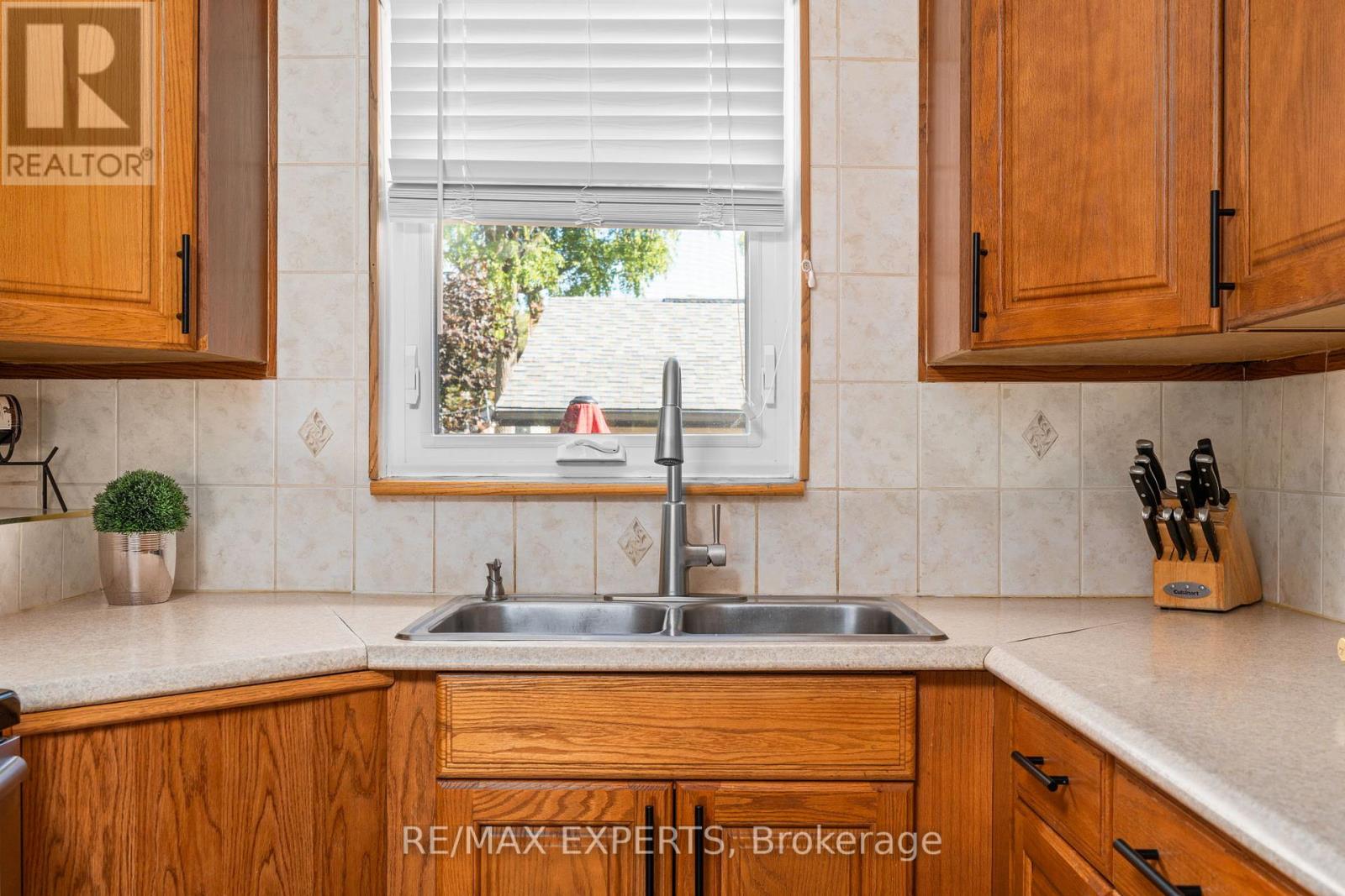 11 Smallwood Drive, Toronto (Downsview-Roding-Cfb), Ontario  M3M 1K9 - Photo 23 - W12441229