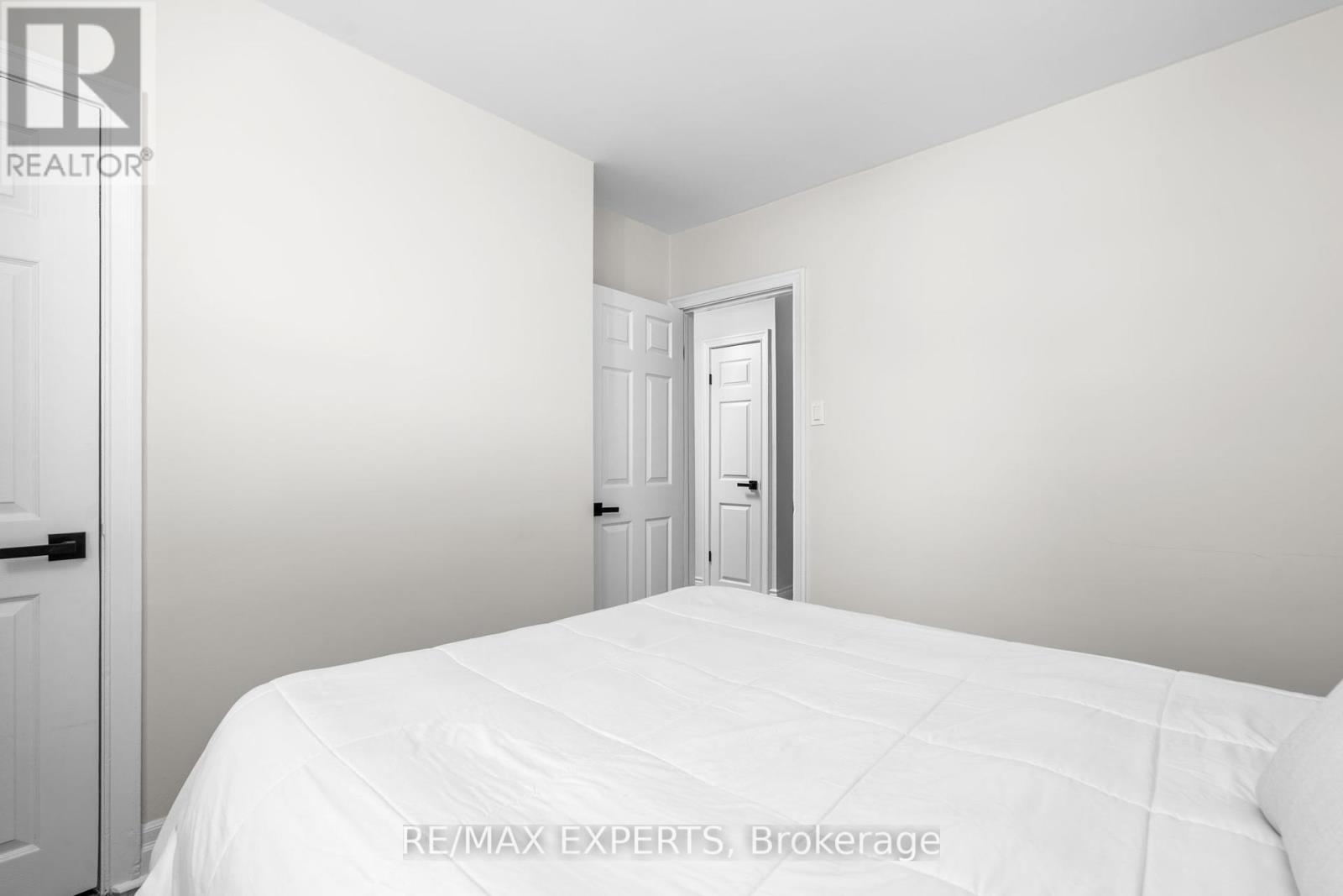 11 Smallwood Drive, Toronto (Downsview-Roding-Cfb), Ontario  M3M 1K9 - Photo 30 - W12441229