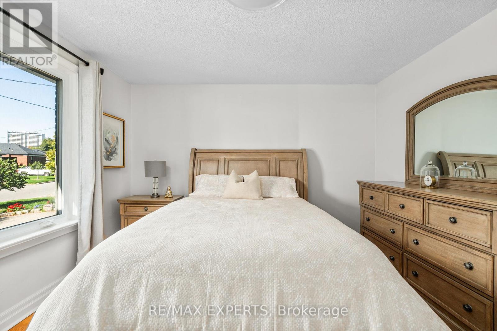 11 Smallwood Drive, Toronto (Downsview-Roding-Cfb), Ontario  M3M 1K9 - Photo 32 - W12441229