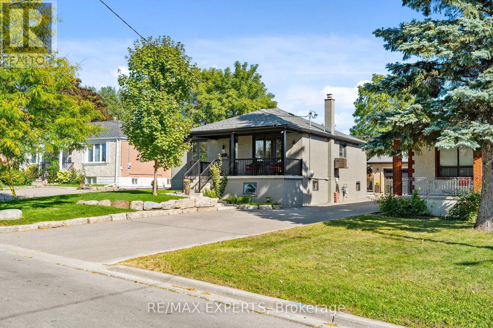 11 Smallwood Drive, Toronto (Downsview-Roding-Cfb), Ontario  M3M 1K9 - Photo 33 - W12441229
