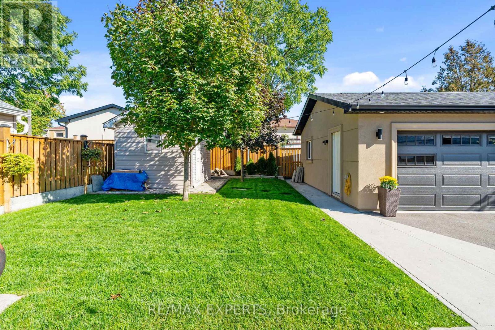 11 Smallwood Drive, Toronto (Downsview-Roding-Cfb), Ontario  M3M 1K9 - Photo 40 - W12441229