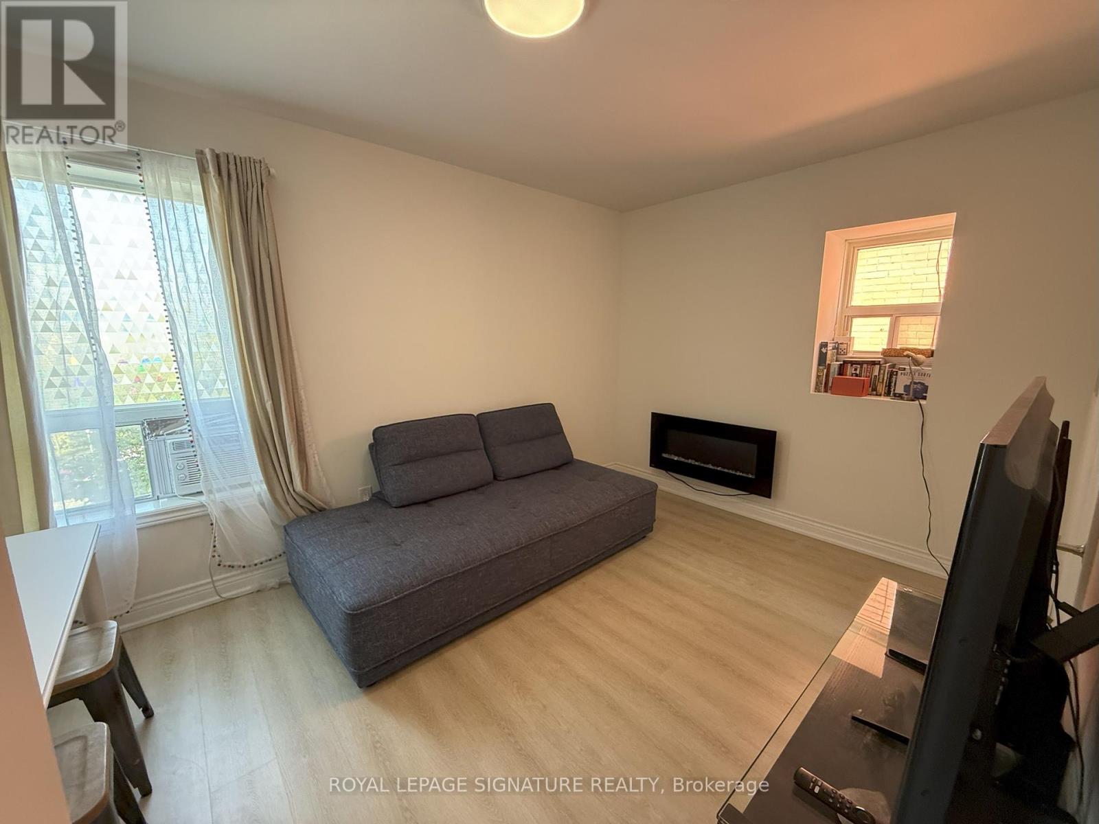 Upper - 165 Symington Avenue, Toronto, Ontario  M6P 3W5 - Photo 10 - W12441237