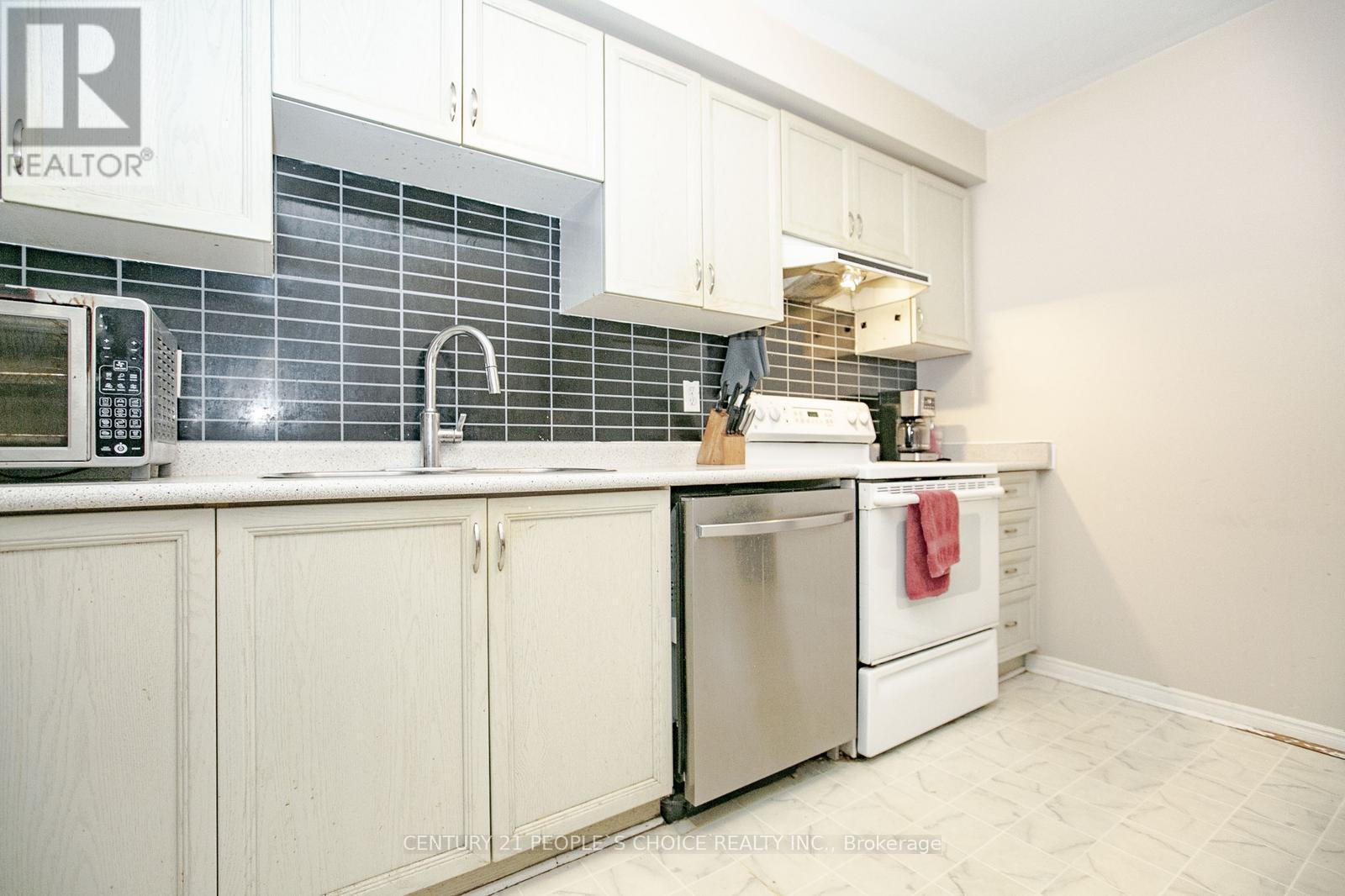 17 Caruso Drive, Brampton, Ontario  L6Y 5B1 - Photo 9 - W12440554
