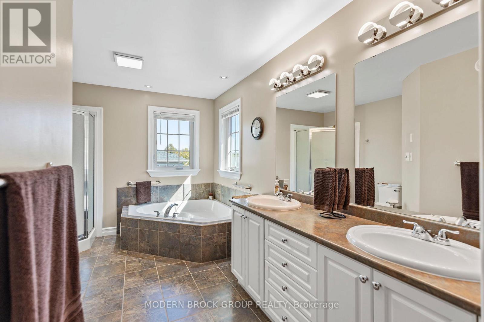 1021 Kingswood Street, Brockville, Ontario  K6V 7G1 - Photo 35 - X12439907