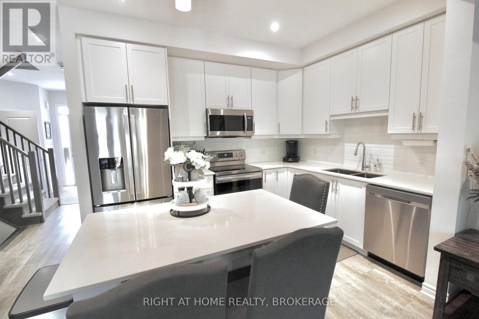 10 - 5080 Connor Drive, Lincoln (Beamsville), Ontario  L3J 0T3 - Photo 2 - X12441311