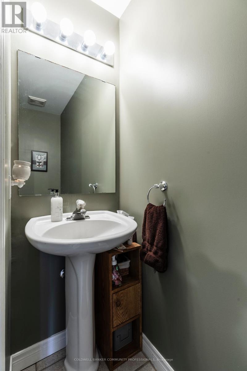 33 Oak Crescent, Haldimand, Ontario N0A 1H0 - Photo 19 - X12441175