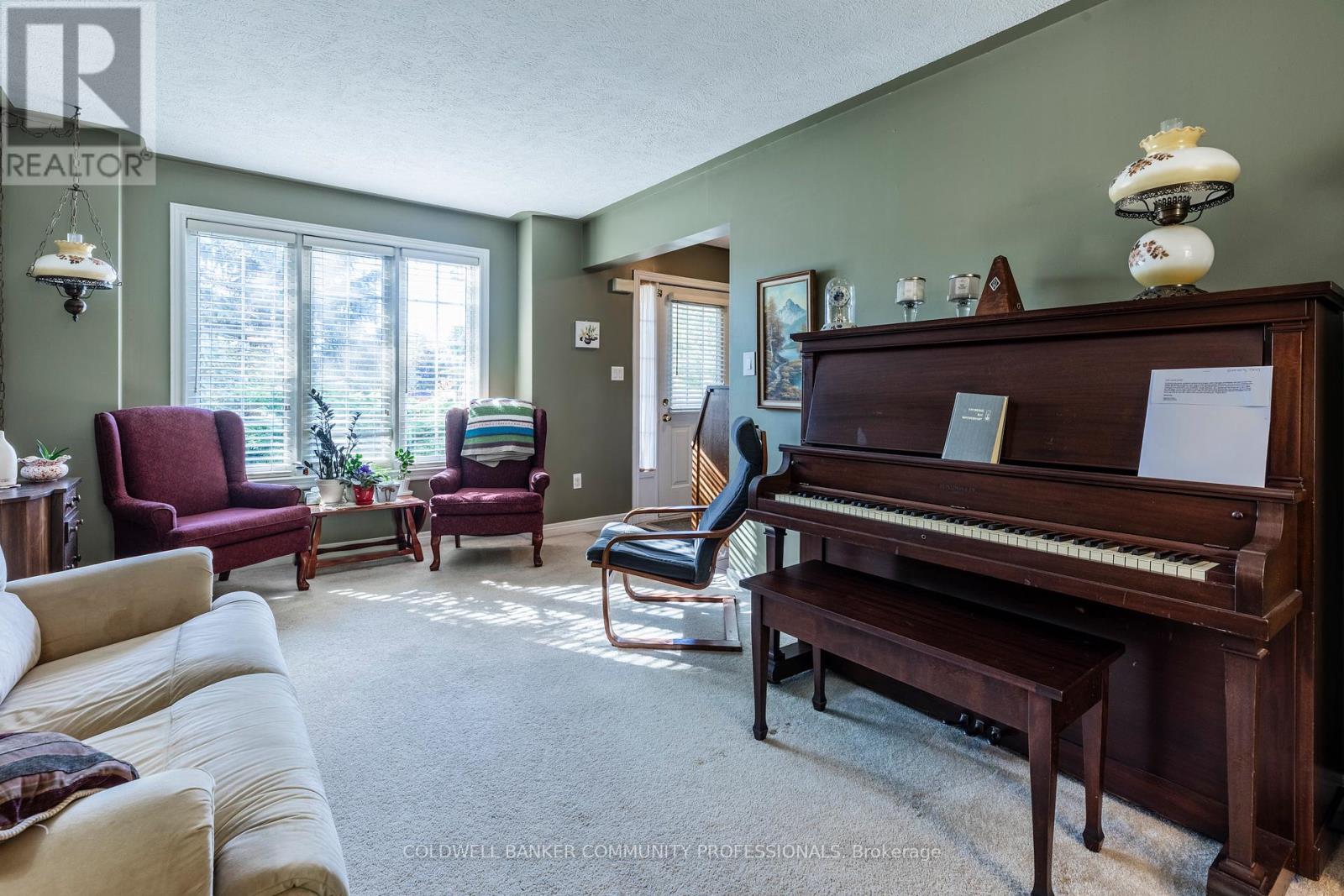 33 Oak Crescent, Haldimand, Ontario N0A 1H0 - Photo 5 - X12441175