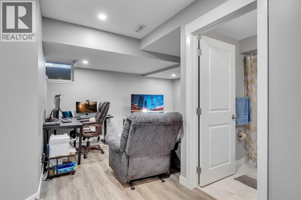 7 West Coach Manor Sw, Calgary, Alberta  T3H 1R7 - Photo 38 - A2258969