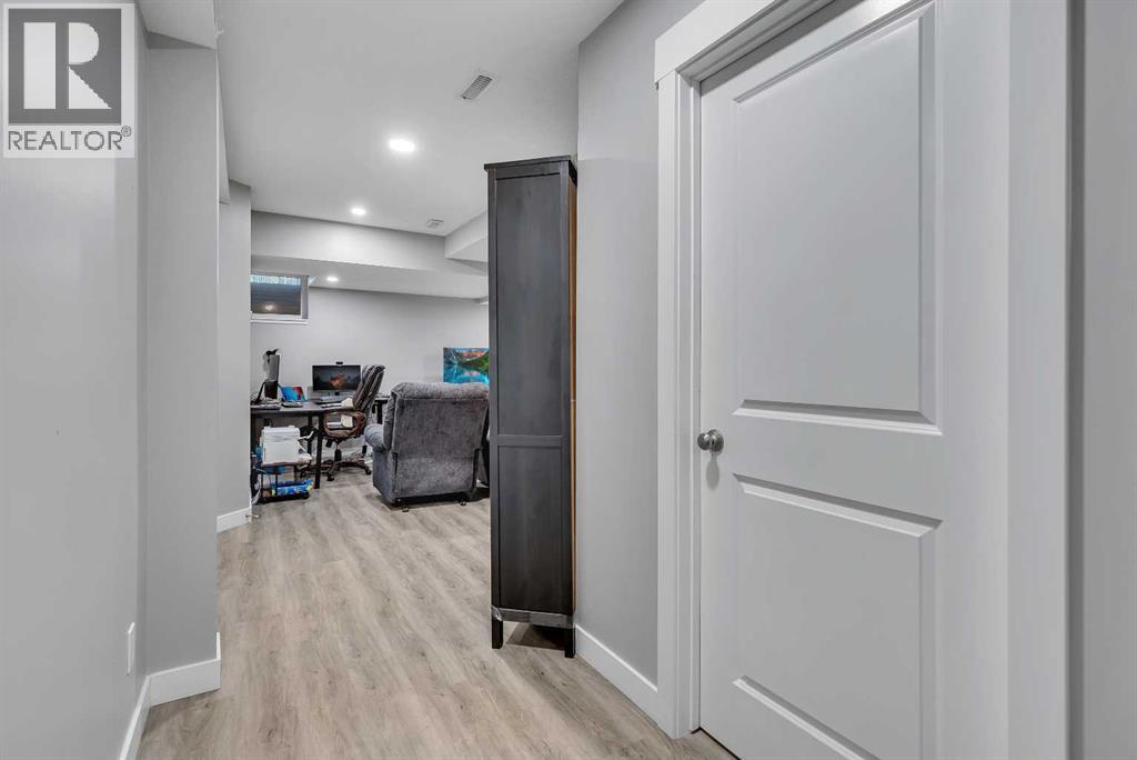 7 West Coach Manor Sw, Calgary, Alberta  T3H 1R7 - Photo 37 - A2258969