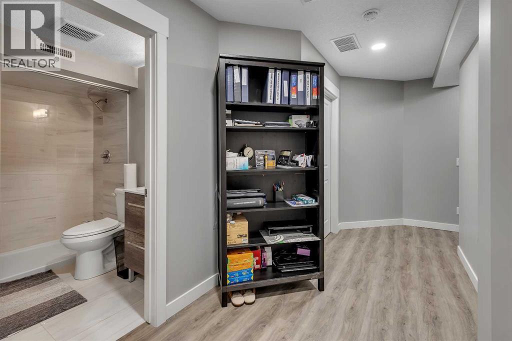 7 West Coach Manor Sw, Calgary, Alberta  T3H 1R7 - Photo 43 - A2258969