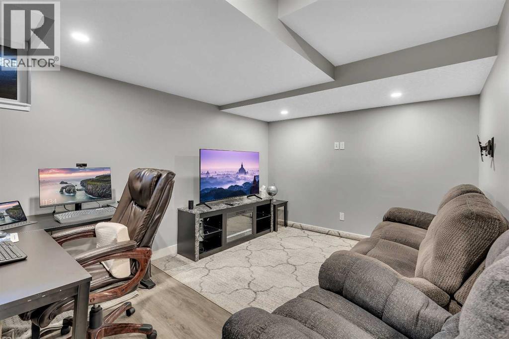 7 West Coach Manor Sw, Calgary, Alberta  T3H 1R7 - Photo 40 - A2258969