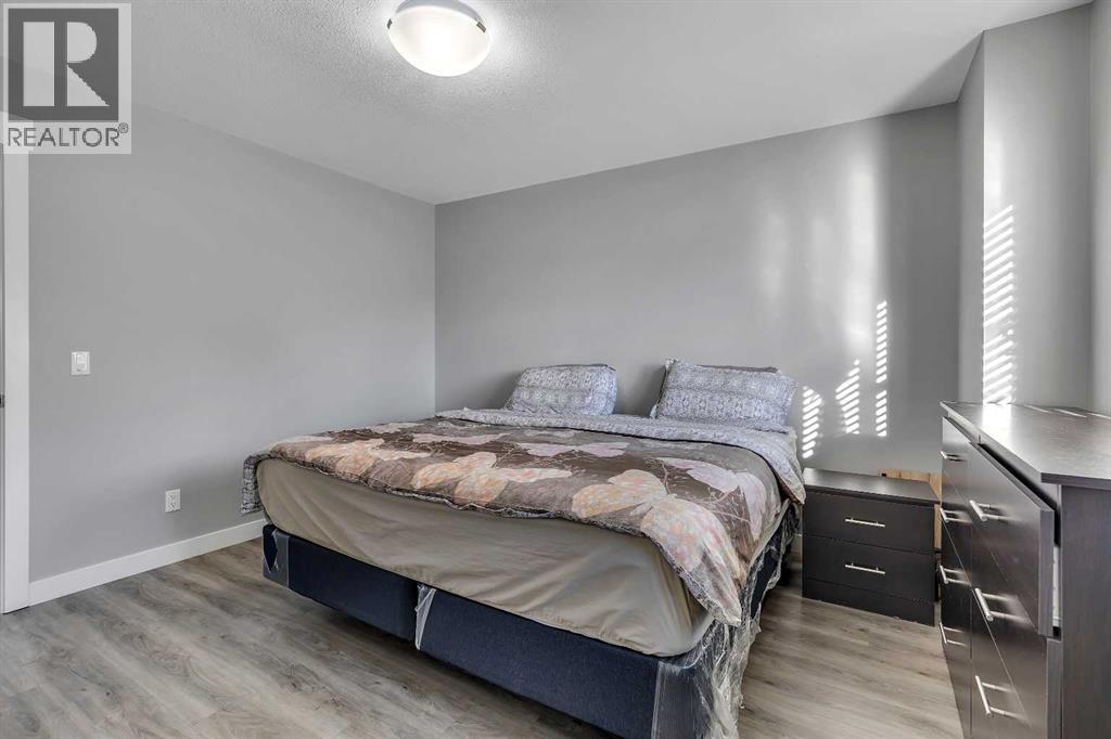7 West Coach Manor Sw, Calgary, Alberta  T3H 1R7 - Photo 27 - A2258969