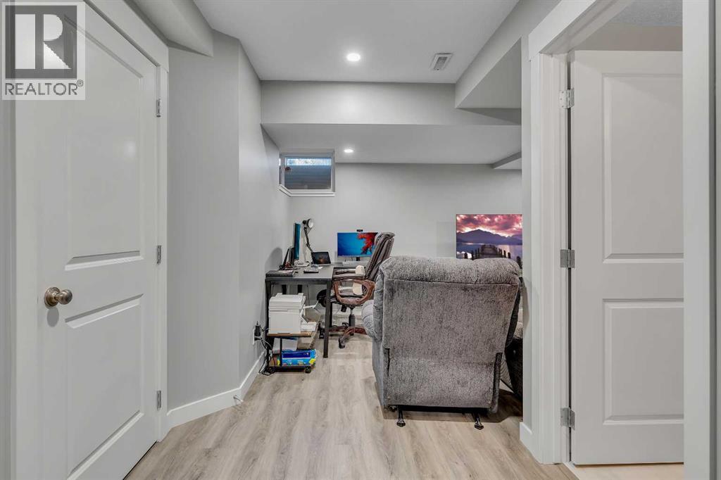 7 West Coach Manor Sw, Calgary, Alberta  T3H 1R7 - Photo 39 - A2258969