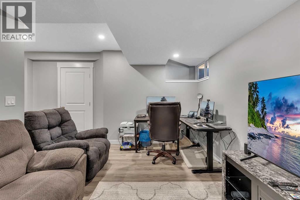 7 West Coach Manor Sw, Calgary, Alberta  T3H 1R7 - Photo 42 - A2258969