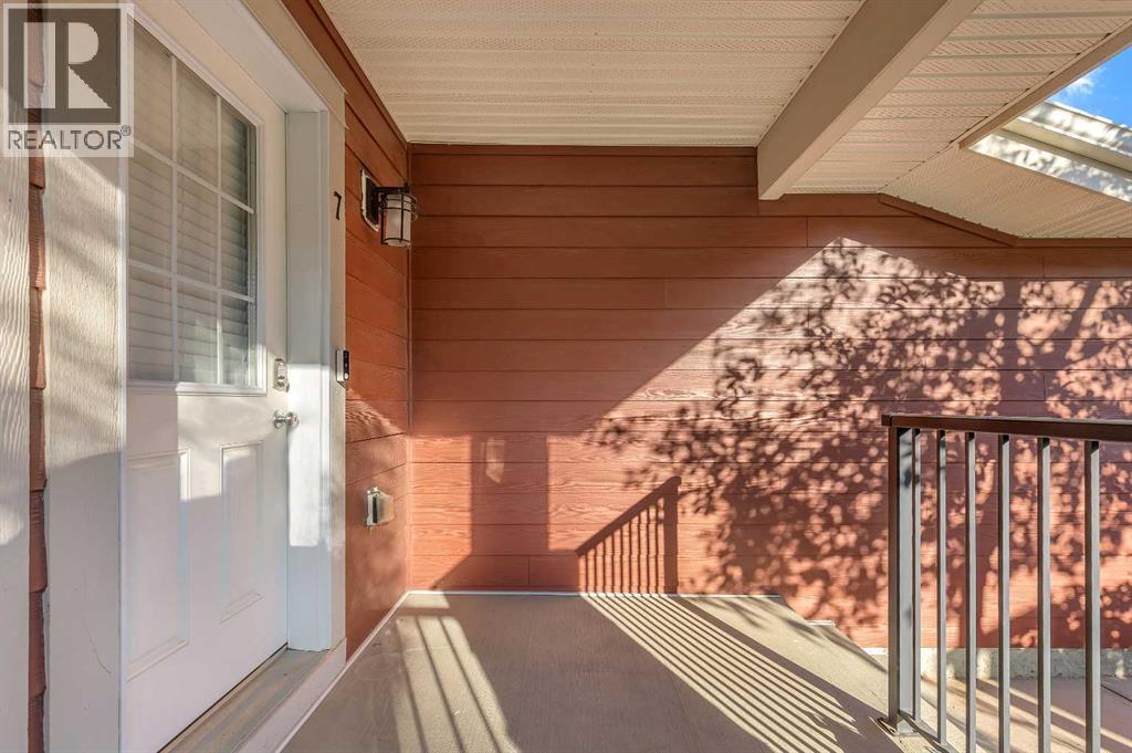 7 West Coach Manor Sw, Calgary, Alberta  T3H 1R7 - Photo 7 - A2258969