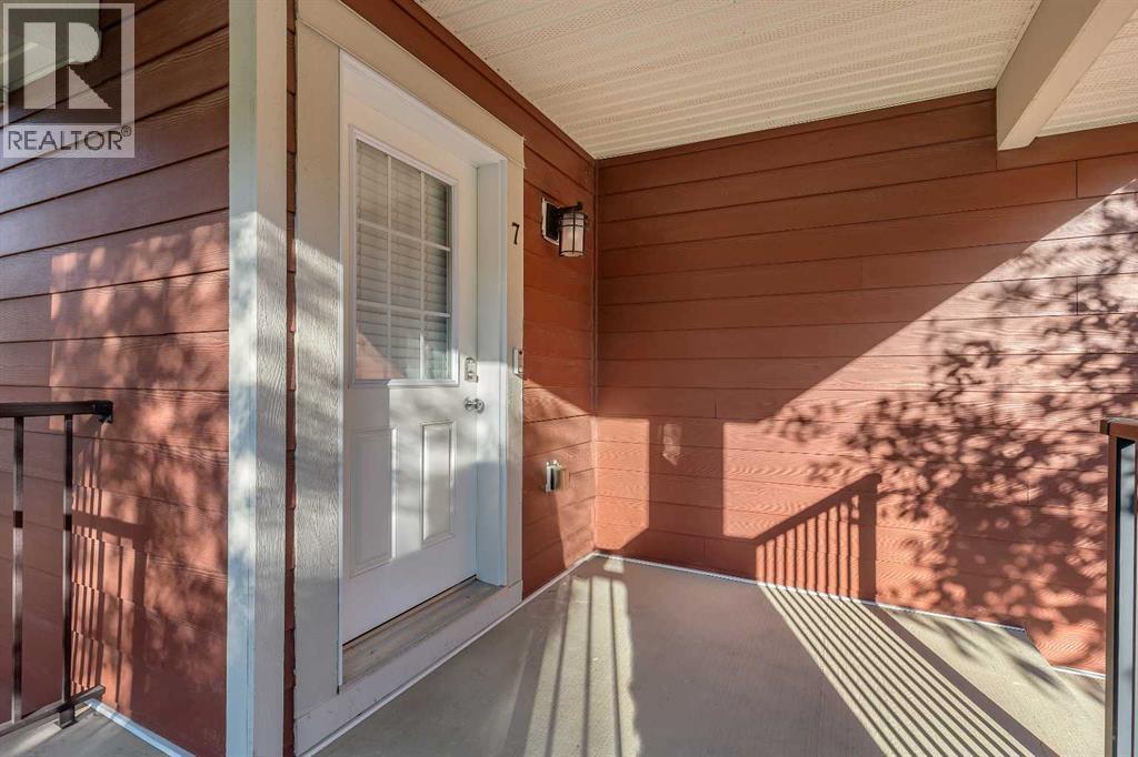 7 West Coach Manor Sw, Calgary, Alberta  T3H 1R7 - Photo 8 - A2258969