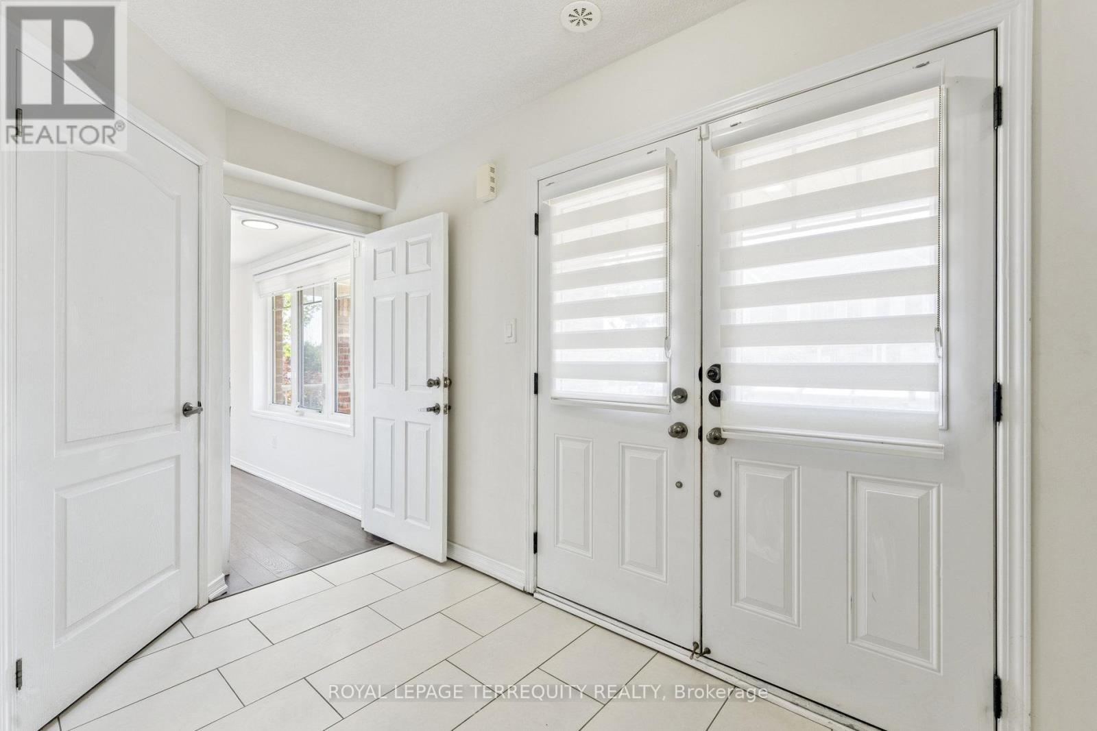 49 Golden Springs Drive, Brampton, Ontario  L7A 0C7 - Photo 4 - W12366517