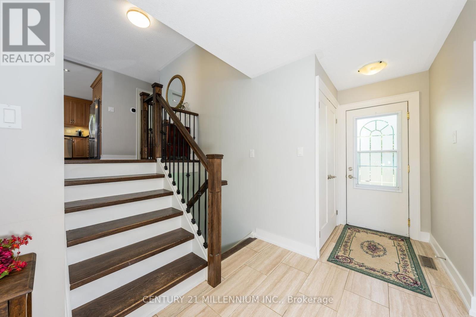 27 Hillside Drive, Halton Hills, Ontario  L7G 4W2 - Photo 4 - W12437331