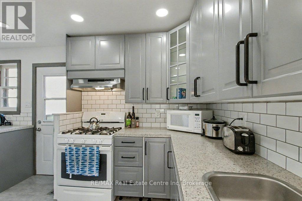 11 Riverview Drive, Guelph (Riverside Park), Ontario  N1E 3R6 - Photo 5 - X12441367