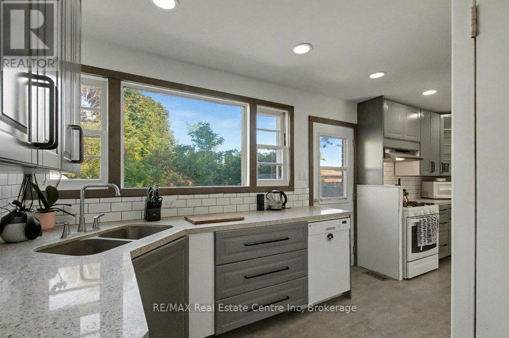 11 Riverview Drive, Guelph (Riverside Park), Ontario  N1E 3R6 - Photo 7 - X12441367