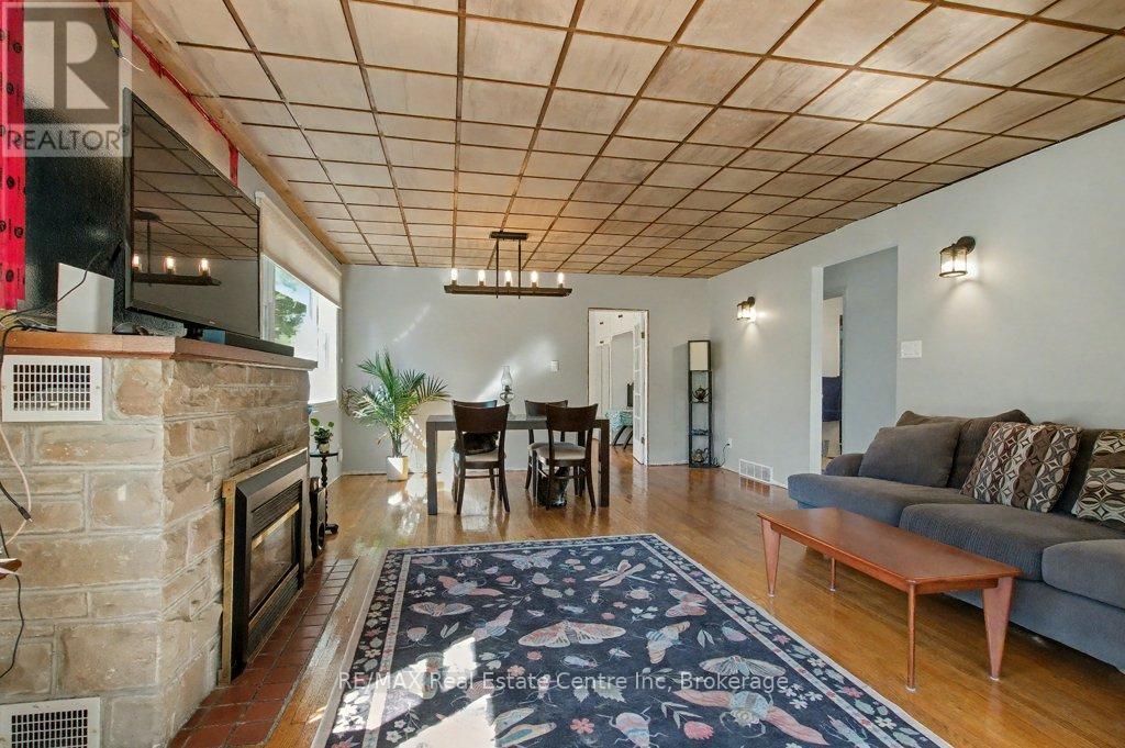 11 Riverview Drive, Guelph (Riverside Park), Ontario  N1E 3R6 - Photo 8 - X12441367