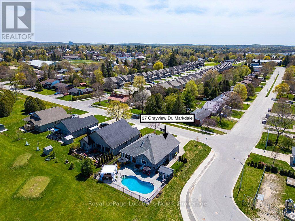 37 Grayview Drive, Grey Highlands, Ontario  N0C 1H0 - Photo 3 - X12441401