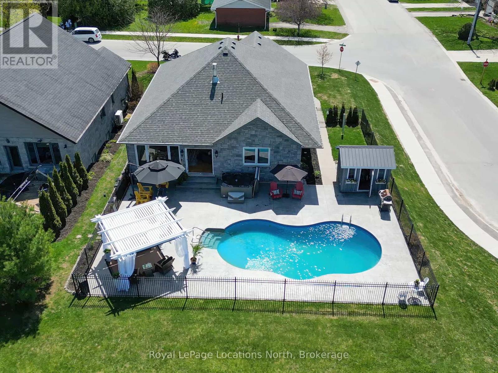 37 Grayview Drive, Grey Highlands, Ontario  N0C 1H0 - Photo 31 - X12441401