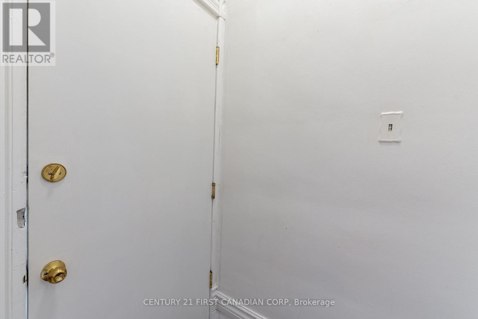 578 Waterloo Street, London East, Ontario  N6B 2P9 - Photo 3 - X12441473