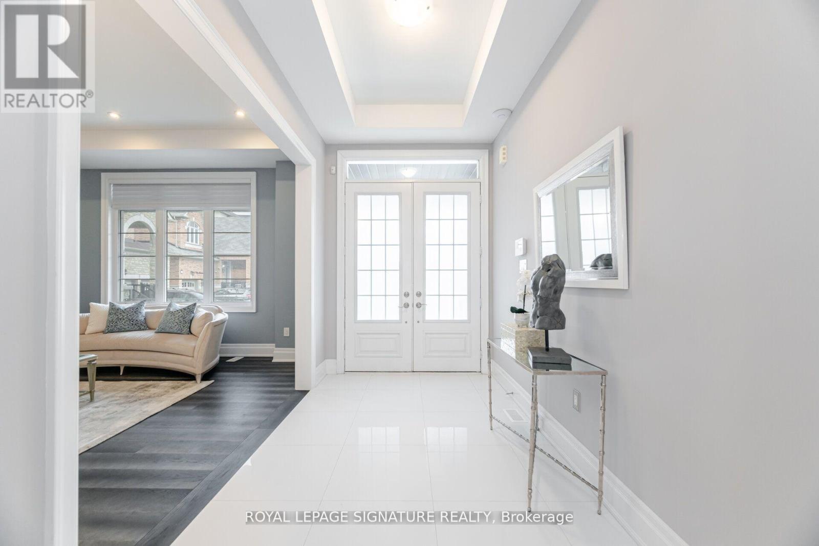 404 Ellen Davidson Drive, Oakville, Ontario  L6M 0Y7 - Photo 4 - W12314548