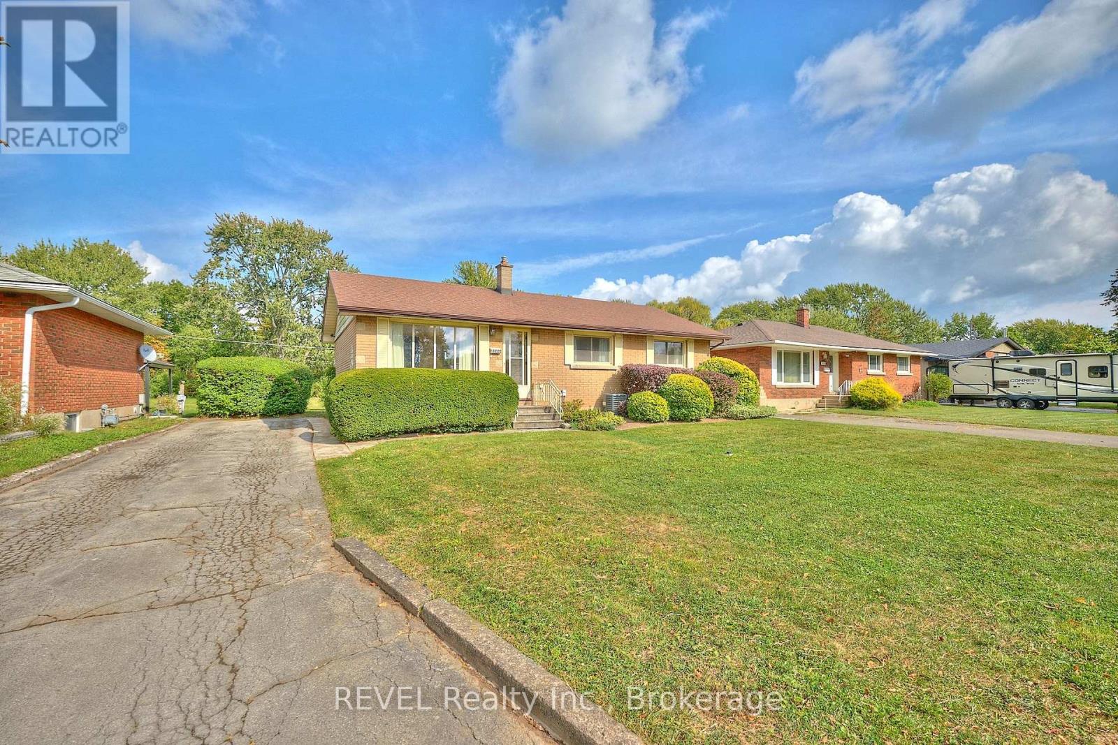 8580 Champlain Drive, Niagara Falls (Chippawa), Ontario  L2G 6Y6 - Photo 1 - X12441387