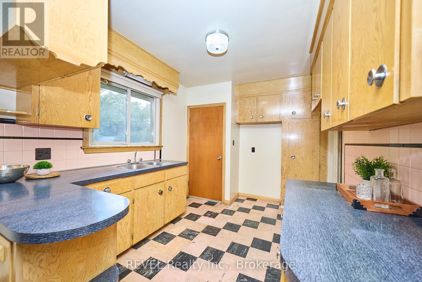 8580 Champlain Drive, Niagara Falls (Chippawa), Ontario  L2G 6Y6 - Photo 11 - X12441387