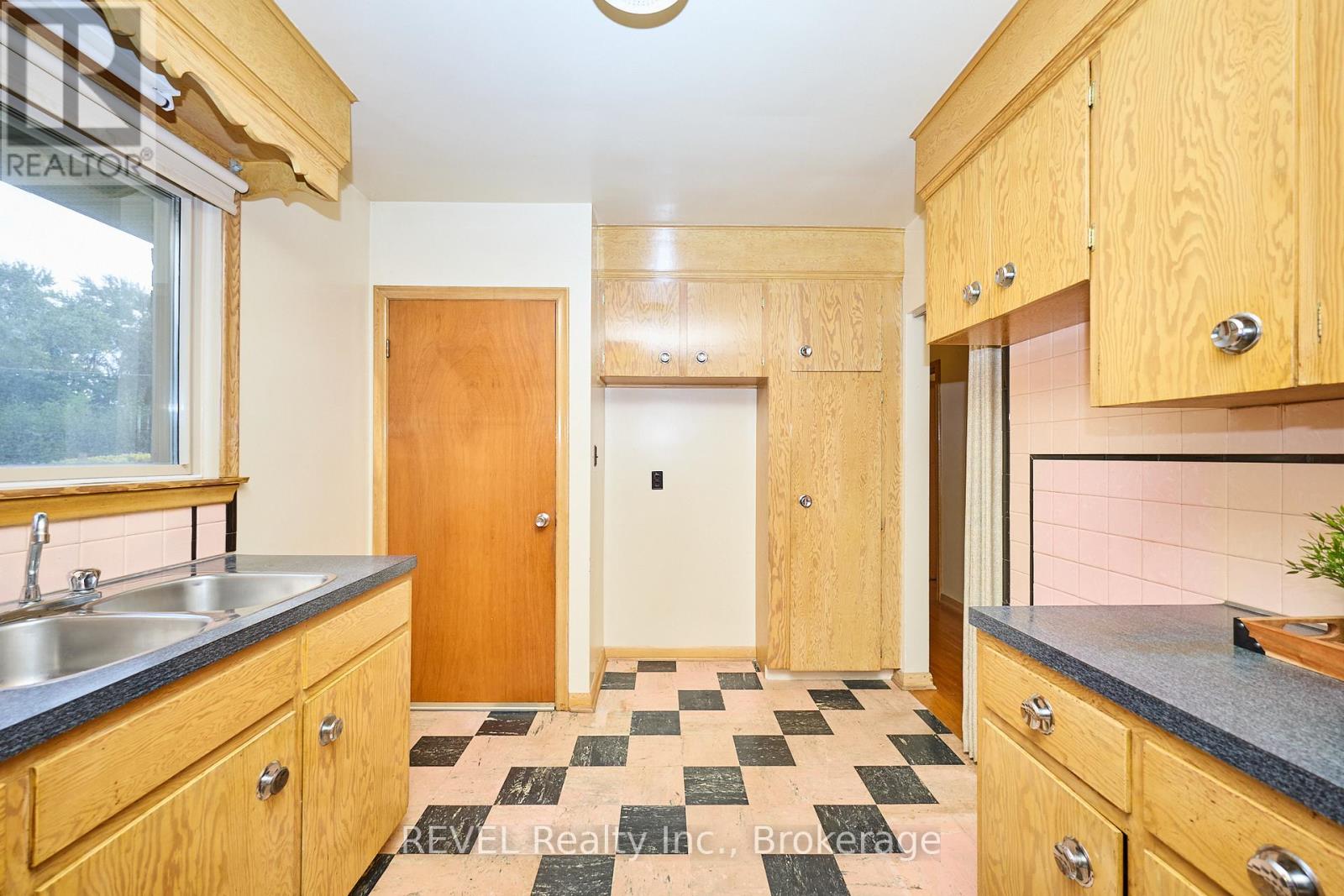 8580 Champlain Drive, Niagara Falls (Chippawa), Ontario  L2G 6Y6 - Photo 12 - X12441387