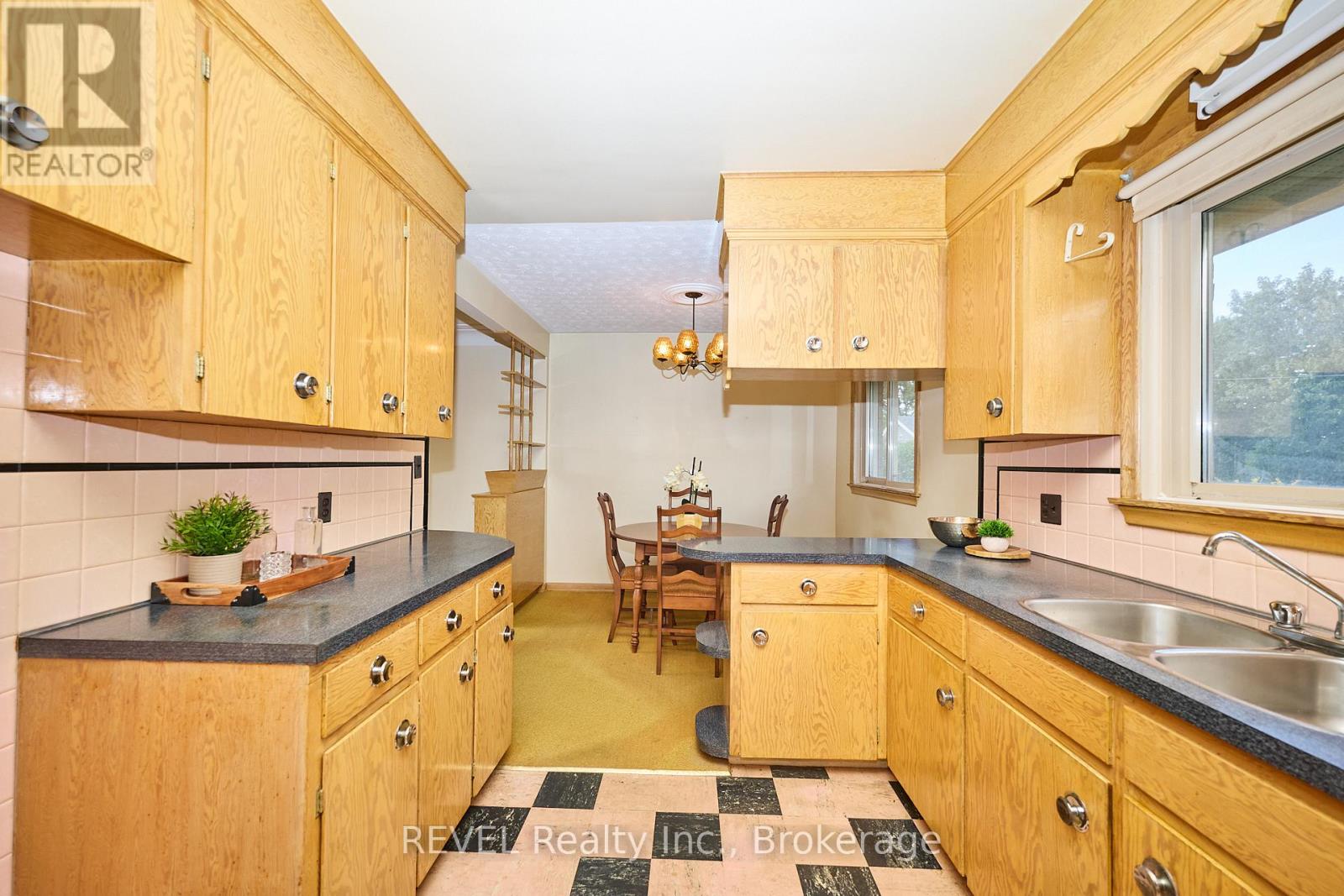 8580 Champlain Drive, Niagara Falls (Chippawa), Ontario  L2G 6Y6 - Photo 13 - X12441387