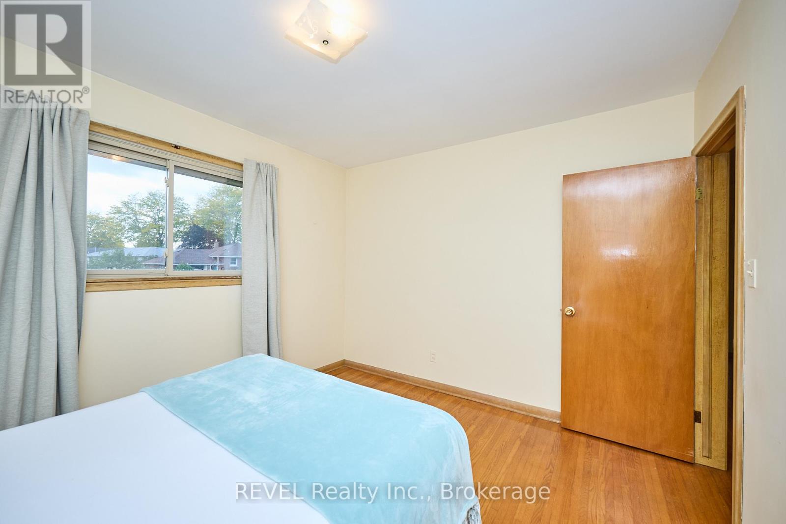 8580 Champlain Drive, Niagara Falls (Chippawa), Ontario  L2G 6Y6 - Photo 16 - X12441387