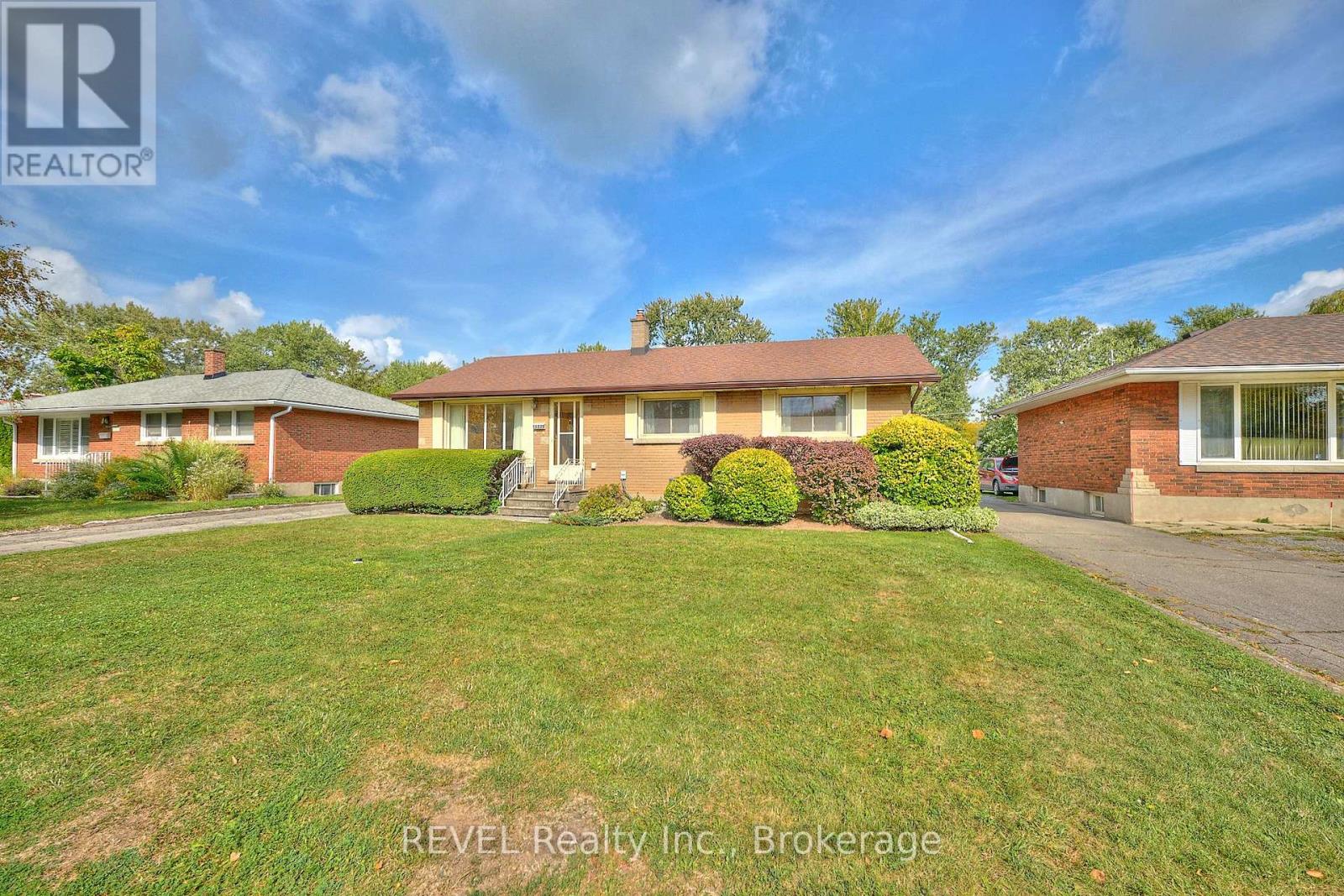 8580 Champlain Drive, Niagara Falls (Chippawa), Ontario  L2G 6Y6 - Photo 2 - X12441387