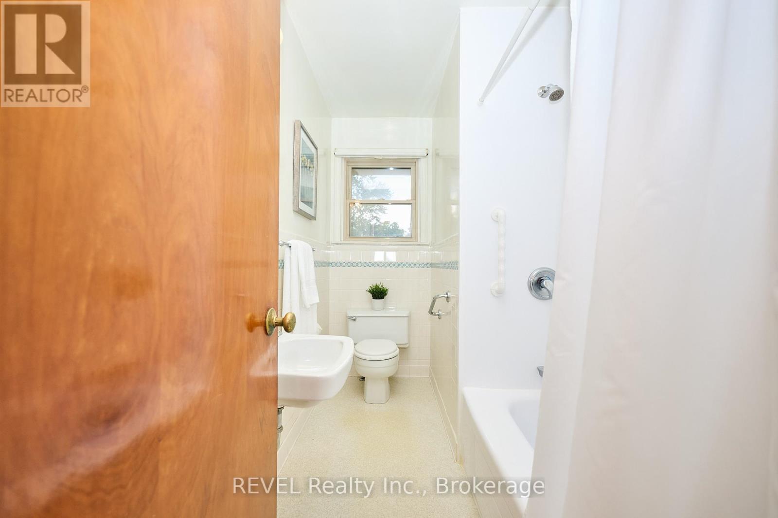8580 Champlain Drive, Niagara Falls (Chippawa), Ontario  L2G 6Y6 - Photo 20 - X12441387
