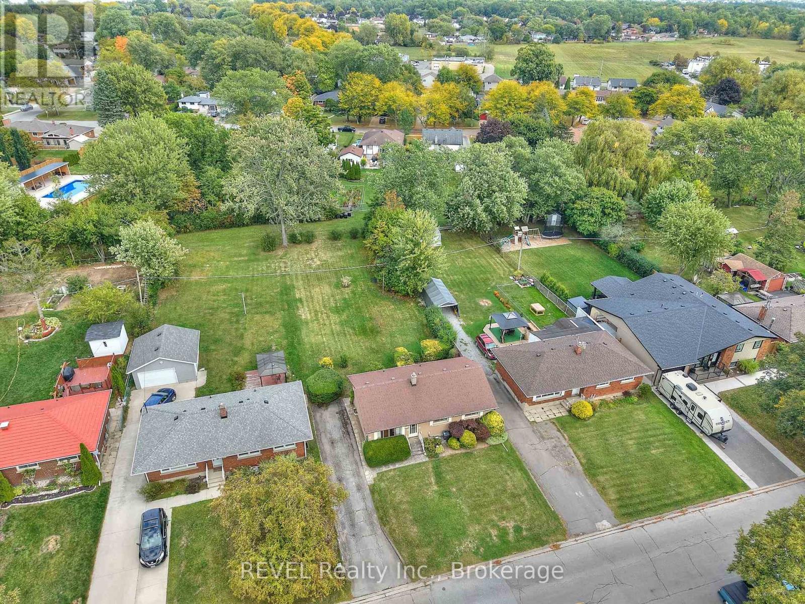 8580 Champlain Drive, Niagara Falls (Chippawa), Ontario  L2G 6Y6 - Photo 3 - X12441387
