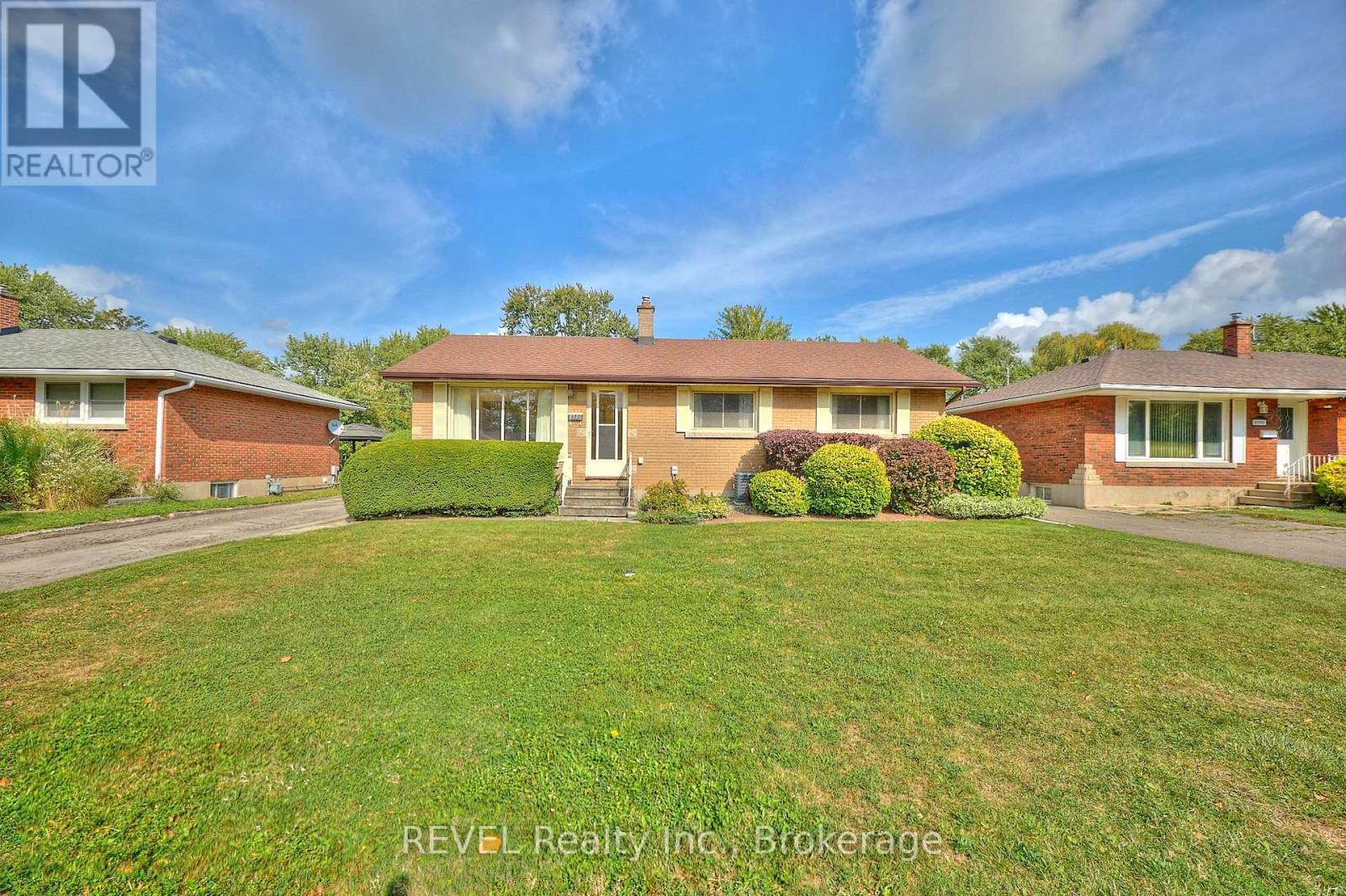 8580 Champlain Drive, Niagara Falls (Chippawa), Ontario  L2G 6Y6 - Photo 4 - X12441387