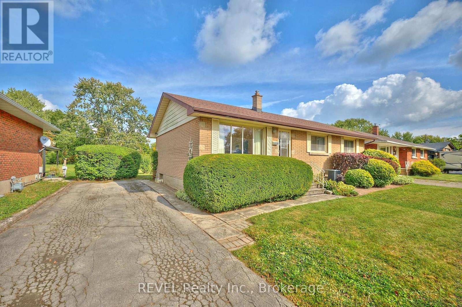 8580 Champlain Drive, Niagara Falls (Chippawa), Ontario  L2G 6Y6 - Photo 5 - X12441387