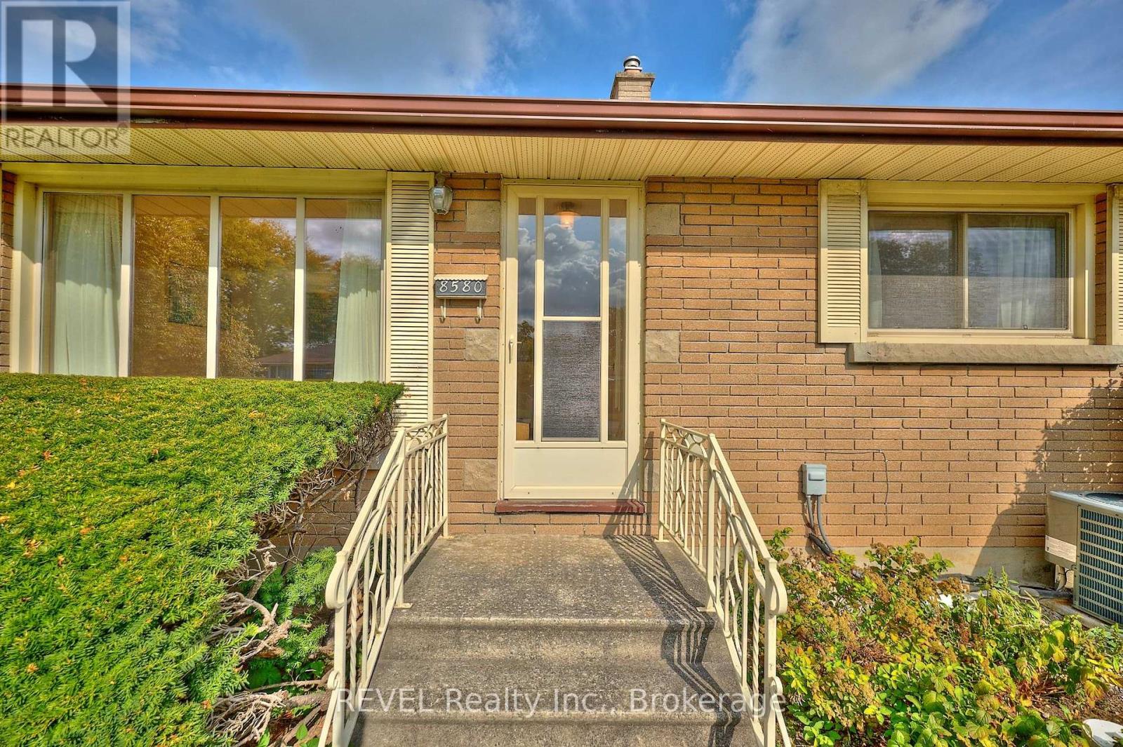 8580 Champlain Drive, Niagara Falls (Chippawa), Ontario  L2G 6Y6 - Photo 6 - X12441387
