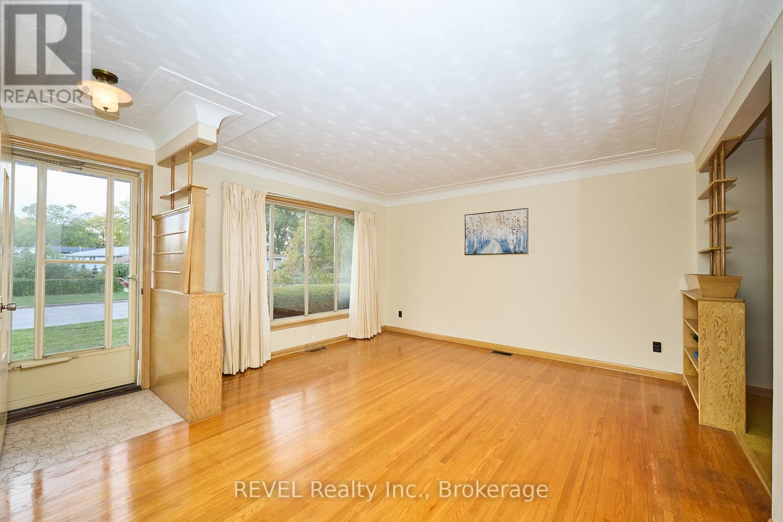 8580 Champlain Drive, Niagara Falls (Chippawa), Ontario  L2G 6Y6 - Photo 7 - X12441387