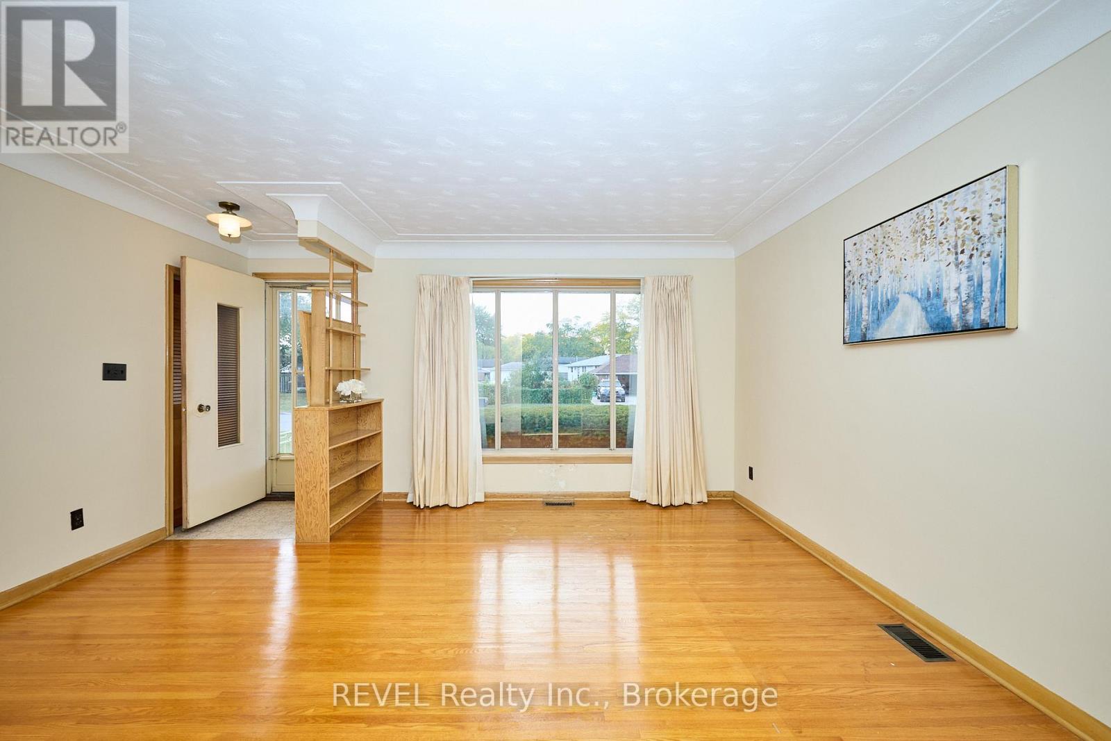8580 Champlain Drive, Niagara Falls (Chippawa), Ontario  L2G 6Y6 - Photo 8 - X12441387