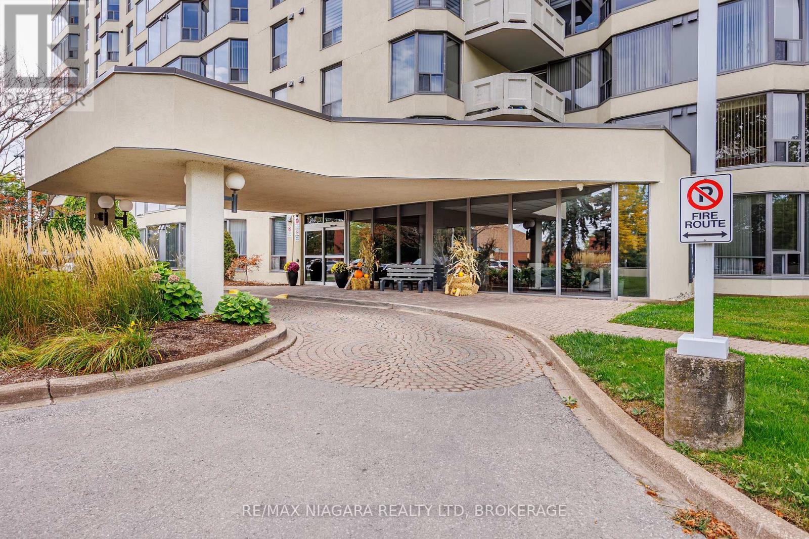 307 - 81 Scott Street, St. Catharines (Lakeport), Ontario  L2N 7L5 - Photo 2 - X12441435
